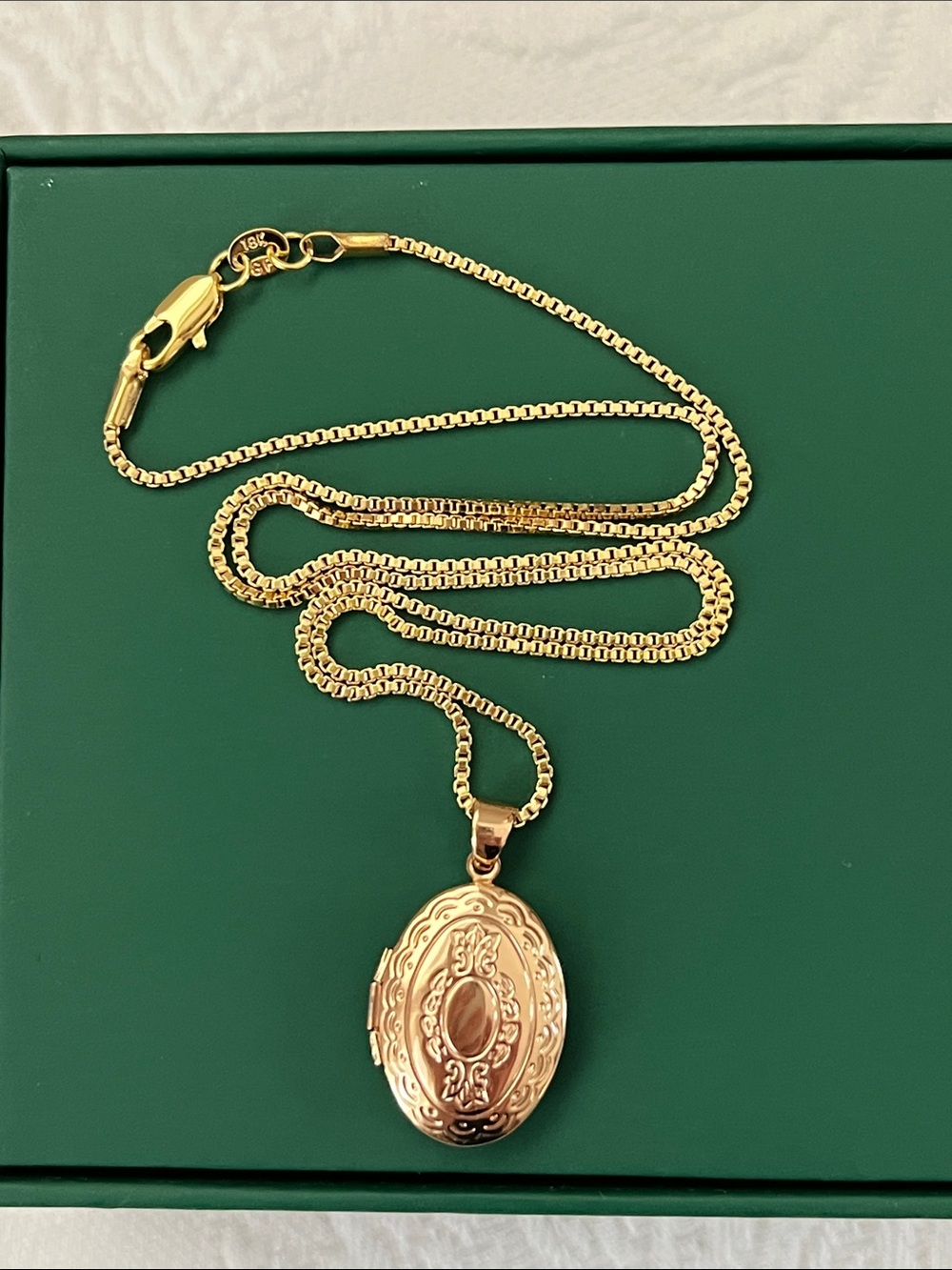 Gold Necklace with pendant